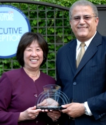 Teri Takai presents 2009 California IT Visionary award to Davood Ghods
