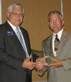 Ken Ripley accepts the 2008 Innovations in Technology Award from NASBLA President John Fetterman on behalf of the Tennessee Wildlife Resources Agency.